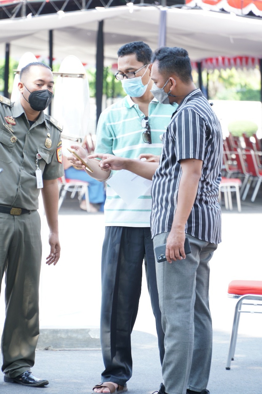 Petugas Check In Sentra Vaksin Jateng